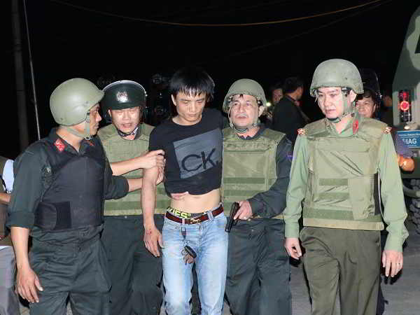 Công an bắt giữ nhóm đối tượng ôm ma túy và hàng nóng cố thủ tại Hà Tĩnh